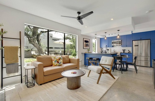 Riverside House | Chic Travis Heights Home + Pool - Chelsea Oak II