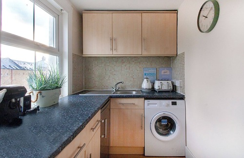 Lee Apartment | Chic two bed flat sleeps 5 next to train station