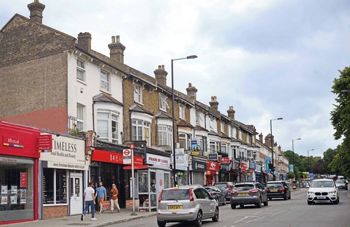 Lee Apartment | Chic two bed flat sleeps 5 next to train station