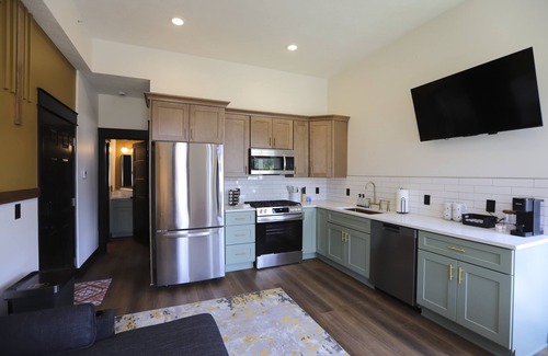 Nelson Apartment | Chic Urban apartment at the Victorian – Steps to Dining, Shops & Farmers Market