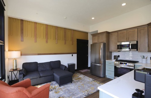 Nelson Apartment | Chic Urban apartment at the Victorian – Steps to Dining, Shops & Farmers Market