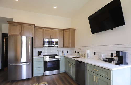 Nelson Apartment | Chic Urban apartment at the Victorian – Steps to Dining, Shops & Farmers Market