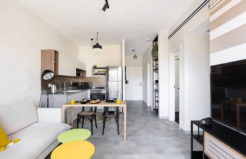 Florentin Apartment | Chic Urban Getaway with Balcony & Mamad by Sea N Rent