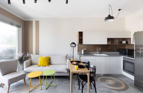 Florentin Apartment | Chic Urban Getaway with Balcony & Mamad by Sea N Rent