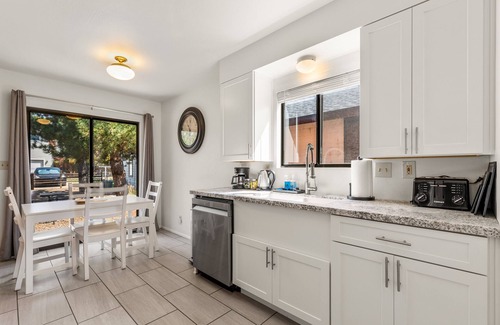 Flagstaff House | Chic Urban Retreat - Downtown & Parking - Sleeps 4