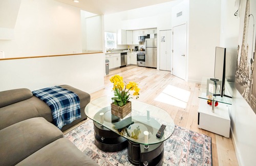 Wilshire Center Apartment | Chic Urban Retreat: 1Bedroom/2Bathroom Three Level Loft in Koreatown/Hollywood