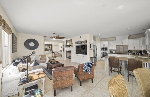 Terra Lago House | 🏝️Chic villa on the lake! 3 bed 3 bath, Golf, bbq & fun in the sun 🌵🏝️🍦👙