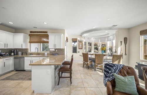 Terra Lago House | 🏝️Chic villa on the lake! 3 bed 3 bath, Golf, bbq & fun in the sun 🌵🏝️🍦👙