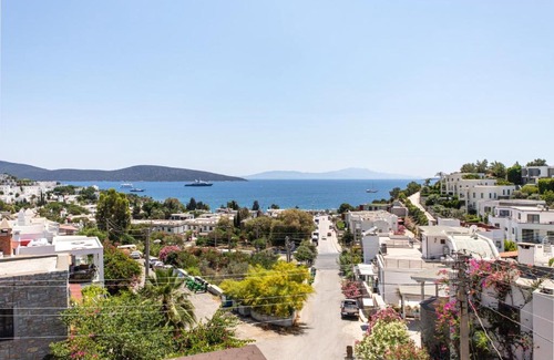 Bodrum City Center Apartment | Chic Villa w Fireplace BBQ 5 min to Beach