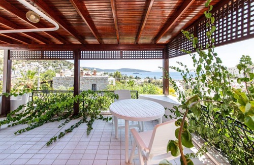 Bodrum City Center Apartment | Chic Villa w Fireplace BBQ 5 min to Beach