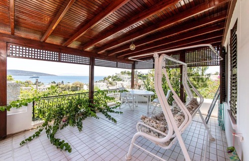 Bodrum City Center Apartment | Chic Villa w Fireplace BBQ 5 min to Beach
