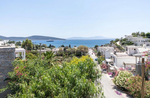 Bodrum City Center Apartment | Chic Villa w Fireplace BBQ 5 min to Beach