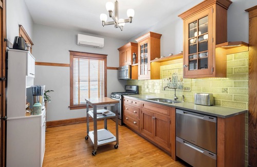 Uptown House | Chic Vintage Stay w/Private Balcony – Walk to Argyle Redline, Lake, Dining