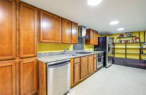 North Springfield House | Chic Virginia Getaway - Deck, Near National Harbor