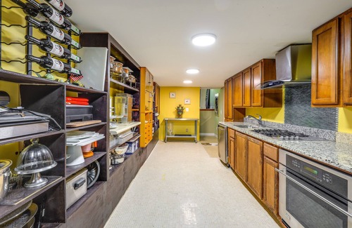 North Springfield House | Chic Virginia Getaway - Deck, Near National Harbor