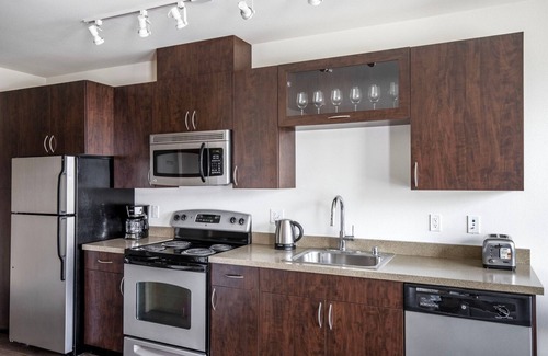 Wallingford Apartment | Chic Wallingford Studio w/Lounge & W/D, nr dining & bars, by Blueground