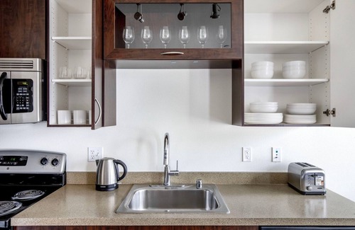 Wallingford Apartment | Chic Wallingford Studio w/Lounge & W/D, nr dining & bars, by Blueground