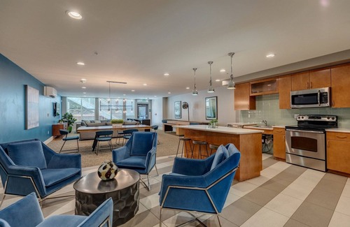 Wallingford Apartment | Chic Wallingford Studio w/Lounge & W/D, nr dining & bars, by Blueground