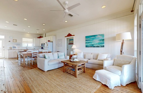 Dauphin Island House | Chic Waterfront Dauphin Island cottage on white sandy beach