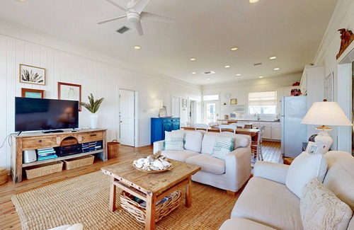 Dauphin Island House | Chic Waterfront Dauphin Island cottage on white sandy beach