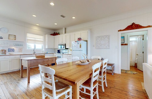 Dauphin Island House | Chic Waterfront Dauphin Island cottage on white sandy beach