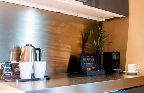 Yeovil Apartment | Chic Work Studio: Gym Access, Fast WiFi & Parking