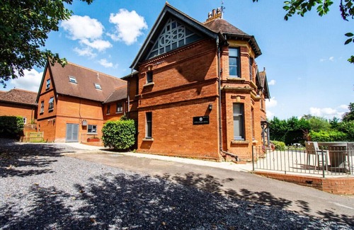 Yeovil Apartment | Chic Work Studio: Gym Access, Fast WiFi & Parking