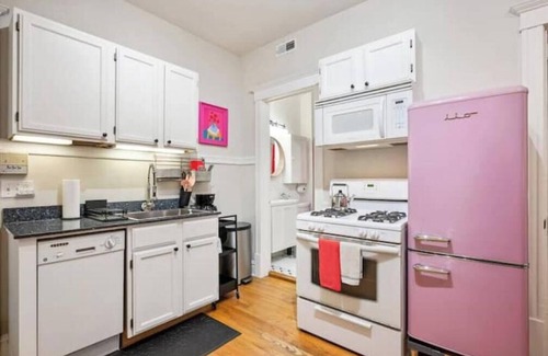 Pulaski Park Apartment | Chicago Citrus Charm 2BR WestTown
