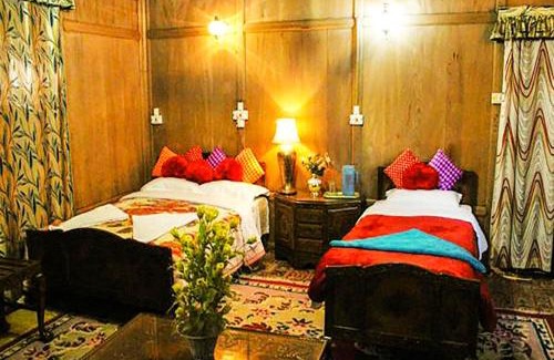 Dal Lake Boat Rental | Chicago Group of Houseboats