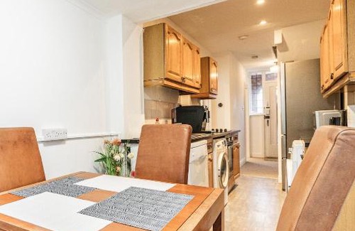 Chichester House | Chichester City Retreat - Stylish 4 Bed with LEGO Room, WFH Office and Free Parking