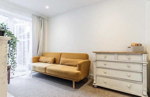 Chichester House | Chichester City Retreat - Stylish 4 Bed with LEGO Room, WFH Office and Free Parking