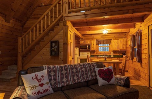 New Plymouth Cabin | Chicory Cabin near Ash Cave