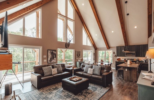 Rockbridge Cabin | Chieftain Meadows-Nature Trails,Wi-Fi,Hot Tub,Game Room,20+ private acres
