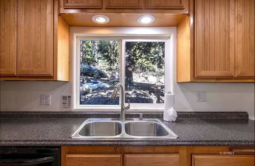 Pine Cove Cabin | Child- & Dog-friendly 3-Bedroom Eco-Cabin w/Fully Enclosed Yard & Late Check-Out
