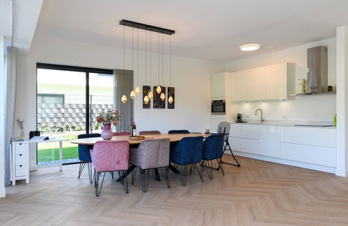 Zeewolde House | Child-friendly 8-person villa by the water with enclosed garden, private jetty, paddleboards and a charming garden with Kamado BBQ.