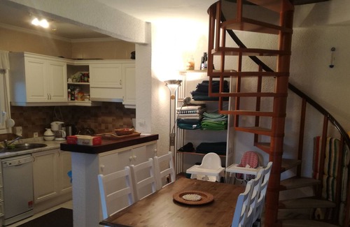 Els Poblets House | Child-friendly row corner house with private garden and community pool