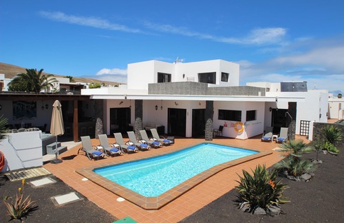 Playa Blanca Villa | Child friendly (sleeps 8) Luxury Villa c/w Heated Pool-hottub-playroom and toys