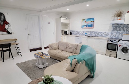 Buderim Apartment | Chill Haus | Garden Views - Beachy Boho Bali Vibes