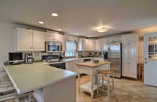 Chincoteague House | 'Chincoteague Charm' Escape w/Bikes & Yard Games!
