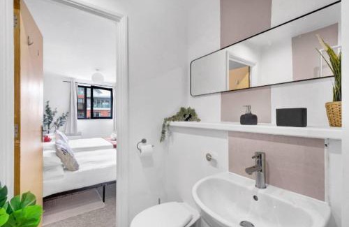 The Westside Apartment | Chinese Suite with Free Parking, Games, Netflix- Coffee Machine 家庭