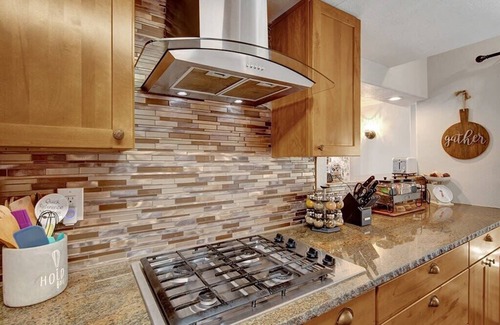 Green Mountain Falls Cabin | Chipita Park Cabin - pet friendly, quirky & comfy