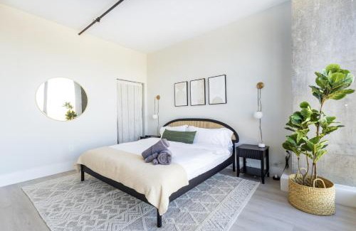Historic Downtown Apartment | Chique Loft 15 Min from NYC with City View & Pool