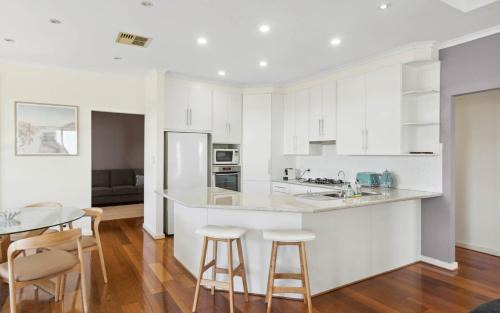 Hayborough House | Chiton Rocks Court - Mini Oasis by the Sea