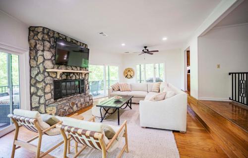 Silver Point House | CHLChateau-Walkable to Hurricane Marina