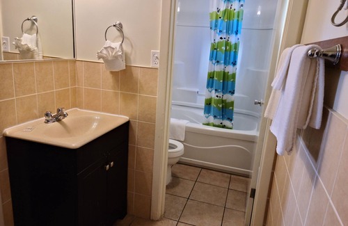 Niagara Falls Cabin | Choice Inn by the Falls