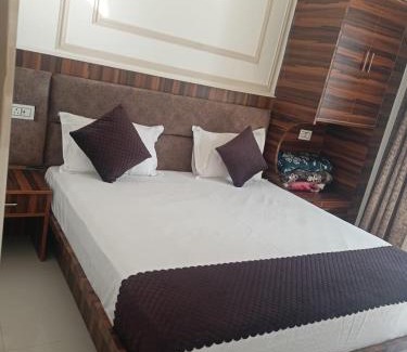 Dugalbitta Hotel | Chopta House Hotel and Restaurant