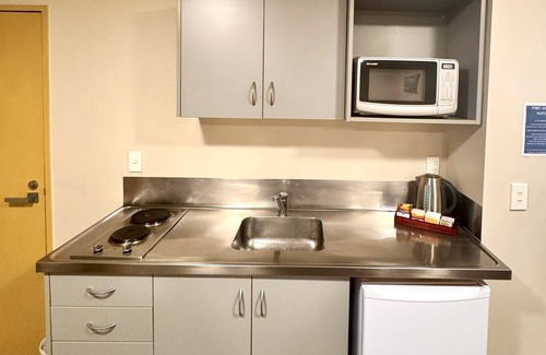 Christchurch City Centre Cabin | Christchurch City Central Queen Studio with Full Kitchen