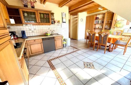 Thiede Apartment | Christinas Fewo Fischerhus mit 3 Schlafzimmer, Küche, Wohnzimmer,Badezimmer , Balkon u Garten u Parkplatz in Thiede