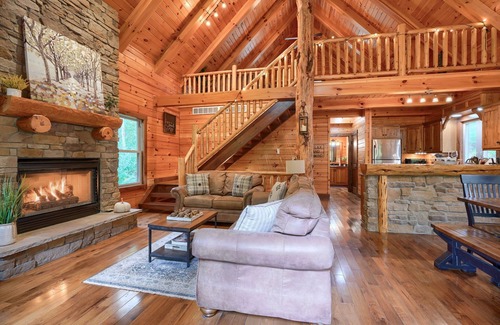Logan Cabin | Christine’s Chalet at Trickle Creek in Hocking Hills