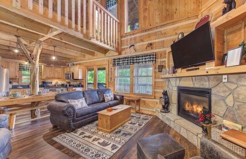 Gatlinburg - Pigeon Forge Cabin | Chubby & Cubby's Den | Scenic Escape w/Hot Tub